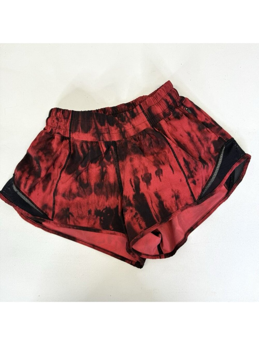 Lululemon Hotty Hot Shorts II 2.5" Inseam Game Day Red Black Multi Womens Size 2